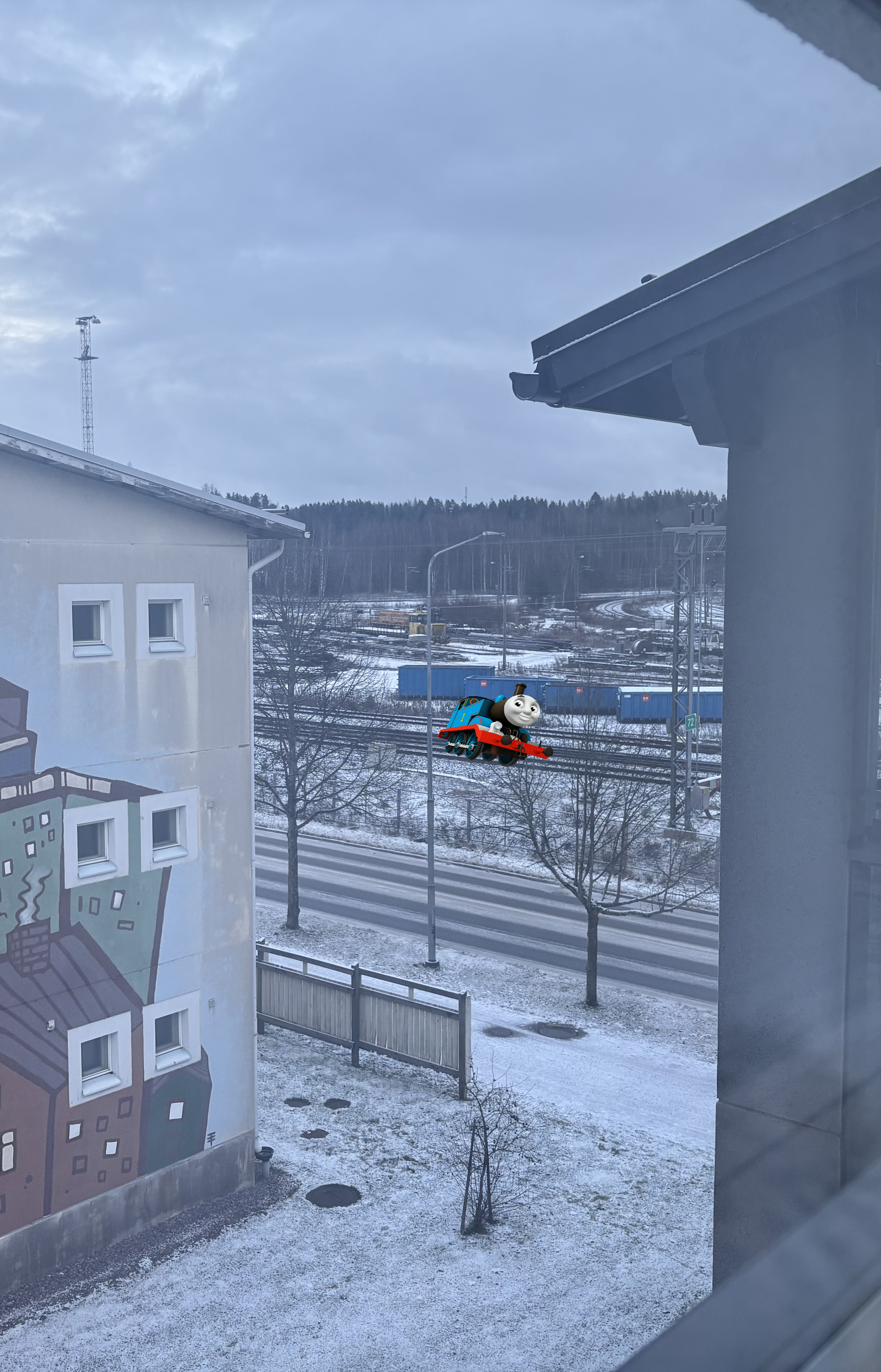 Näkymä ikkunasta radalle